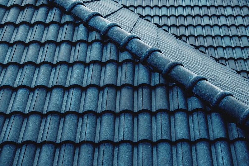Farba na dach – jaki preparat wybrać i jak samodzielnie pomalować dach?