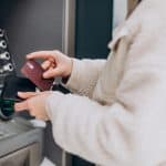 Bankomaty bez prowizji? W jakich bankach opłaca się wypłacać gotówkę?