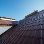 Jak farba na blachę może ocalić Twój dach?